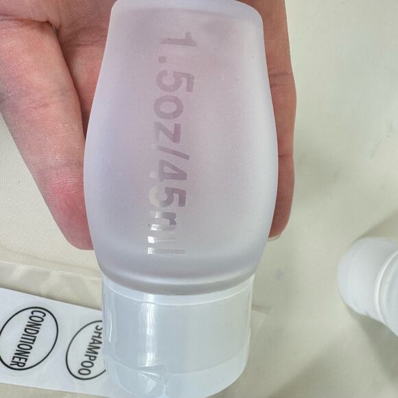 New In Bag 4 Piece Travel Shower Bottles Portable Labels Zippered Pouch Silicone - Picture 4 of 5